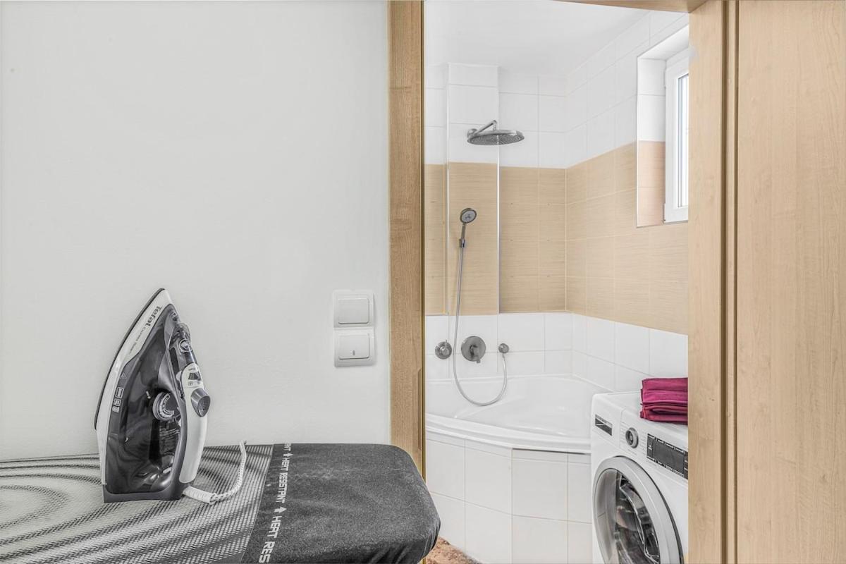 Appartamento New Large Apartment, Free Parking!