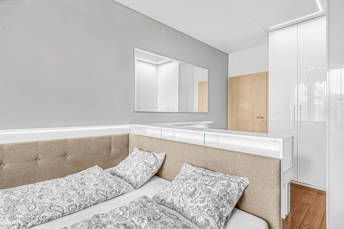 New Large Apartment, Free Parking! Praga