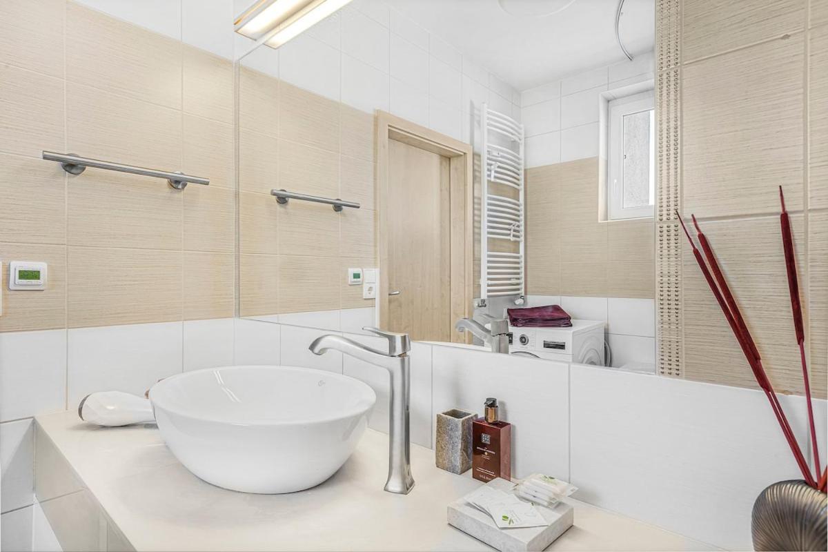 New Large Apartment, Free Parking!