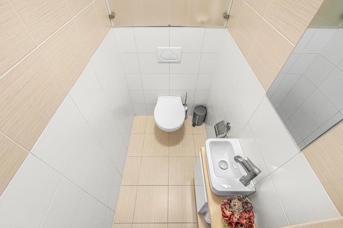 New Large Apartment, Free Parking! * Prague