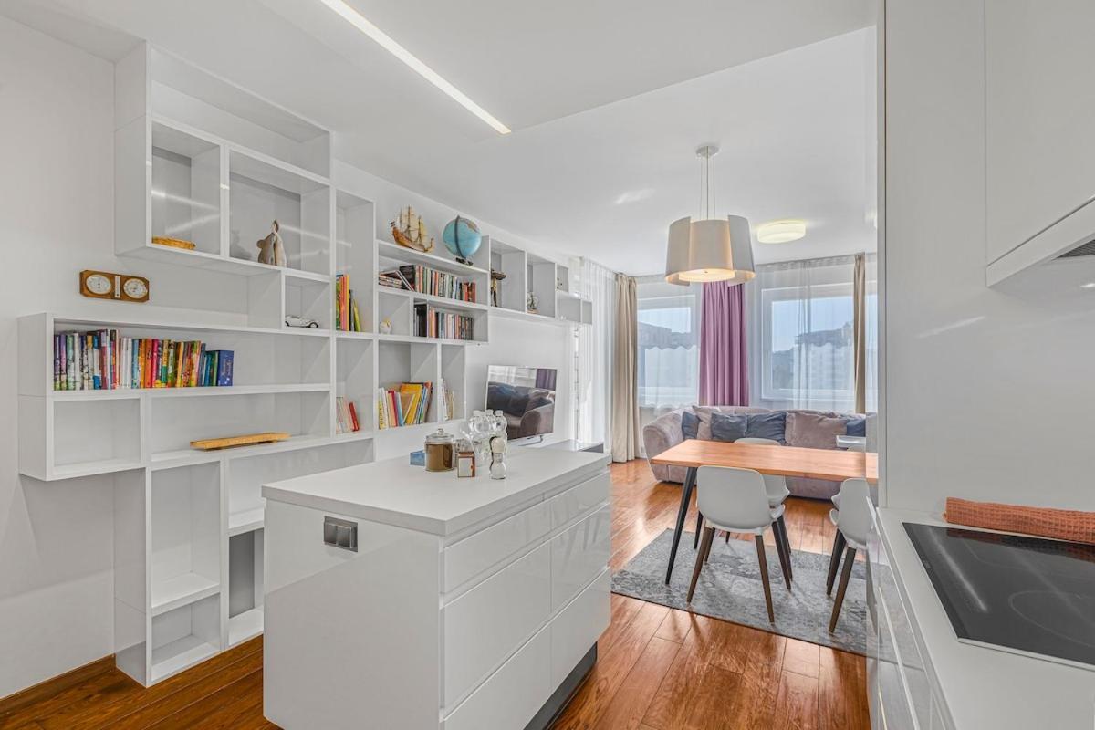 Appartamento New Large Apartment, Free Parking! Praga