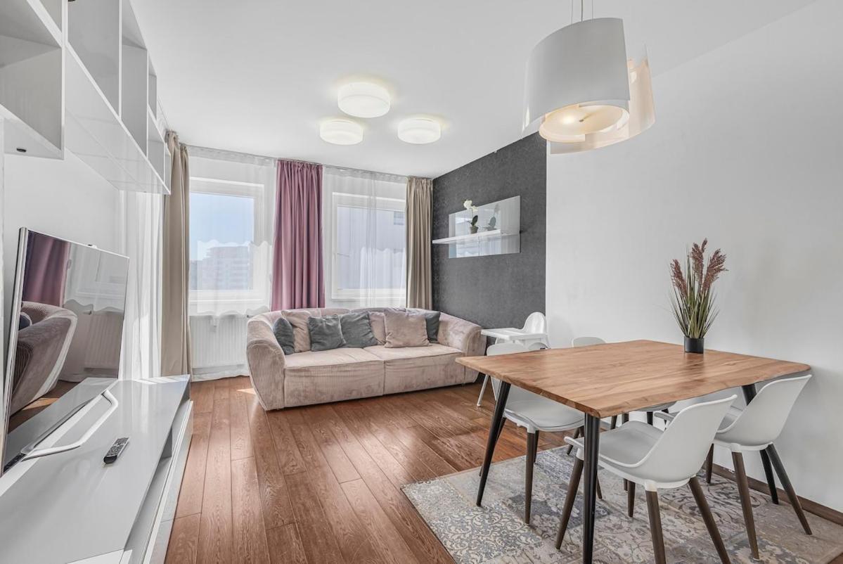 New Large Apartment, Free Parking! Praga