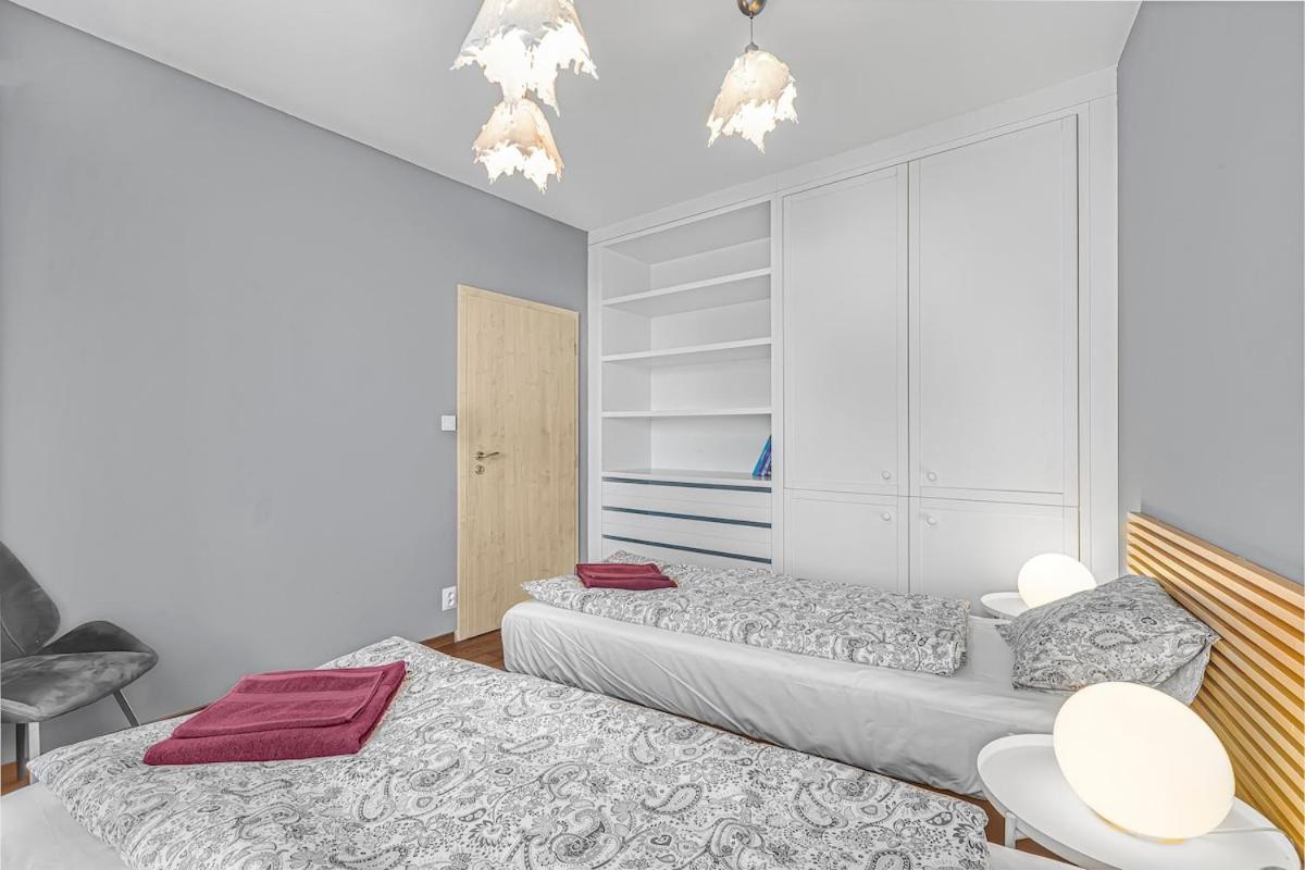 New Large Apartment, Free Parking! Praga