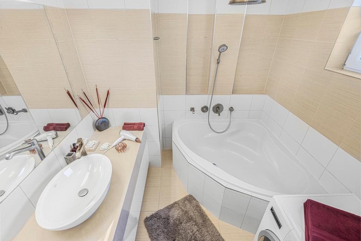 Appartamento New Large Apartment, Free Parking!
