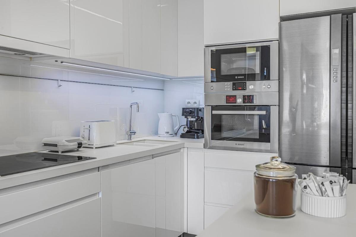 New Large Apartment, Free Parking! Praga