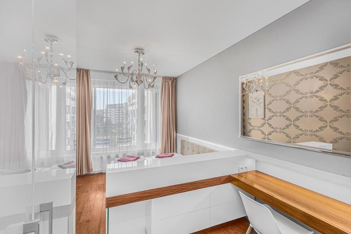 New Large Apartment, Free Parking!