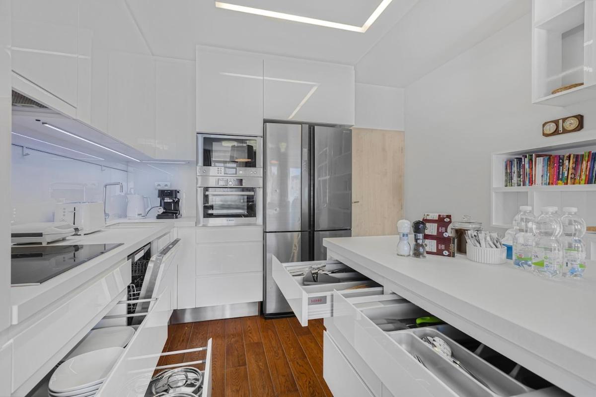 New Large Apartment, Free Parking! Appartamento *