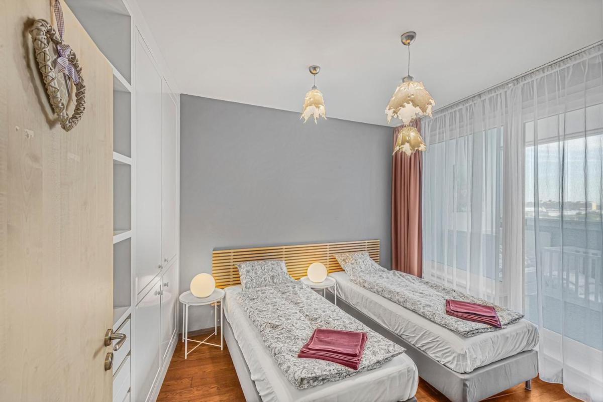 New Large Apartment, Free Parking! Appartamento