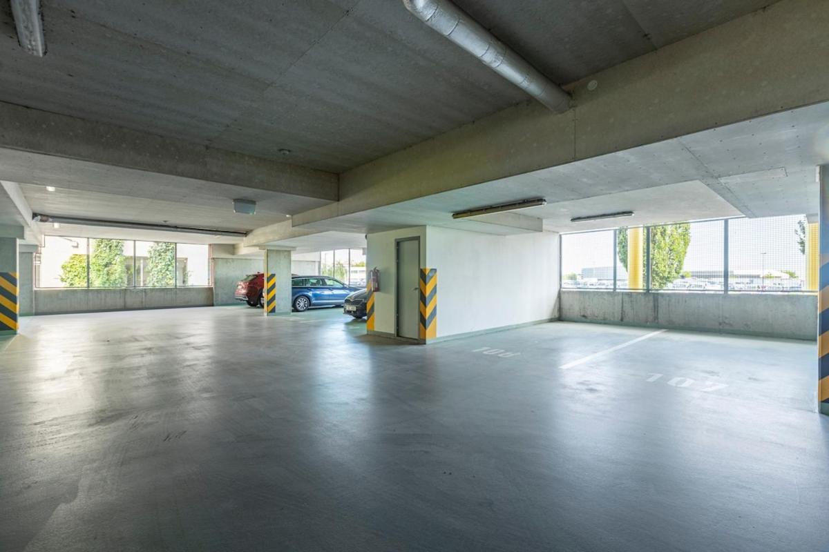Appartamento New Large Apartment, Free Parking!
