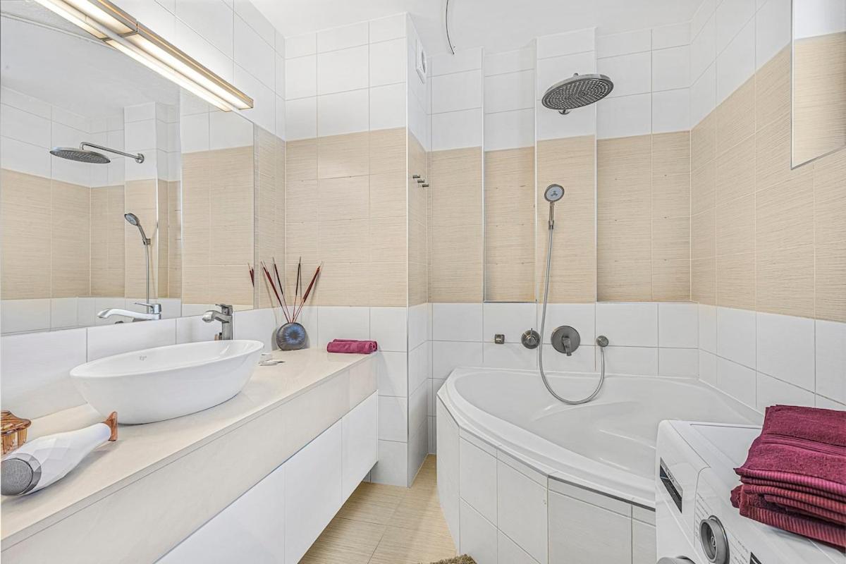 New Large Apartment, Free Parking! Appartamento *
