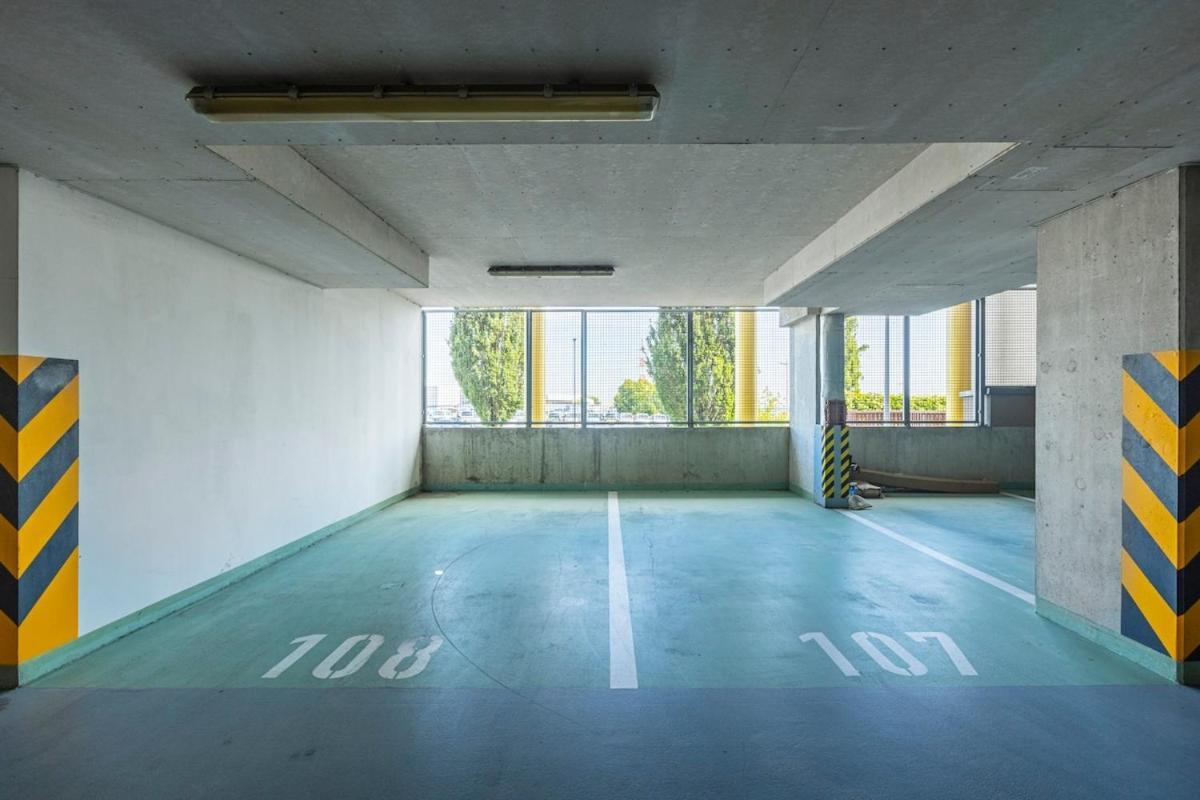 New Large Apartment, Free Parking! Prague