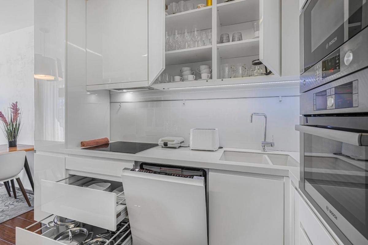 Appartamento New Large Apartment, Free Parking!