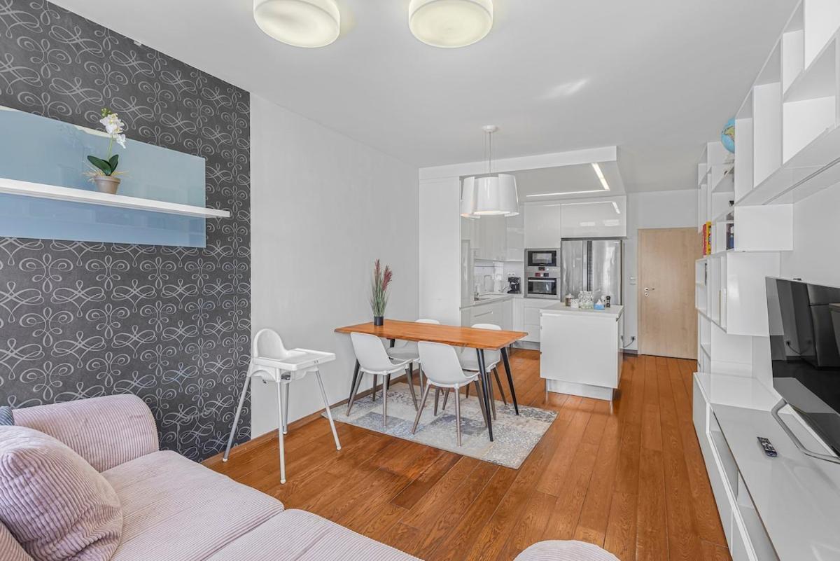 New Large Apartment, Free Parking! Praga